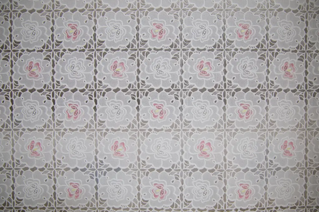 [ZT.1073.1] Hule Mantel Bordado (Flor pequeña rosada)